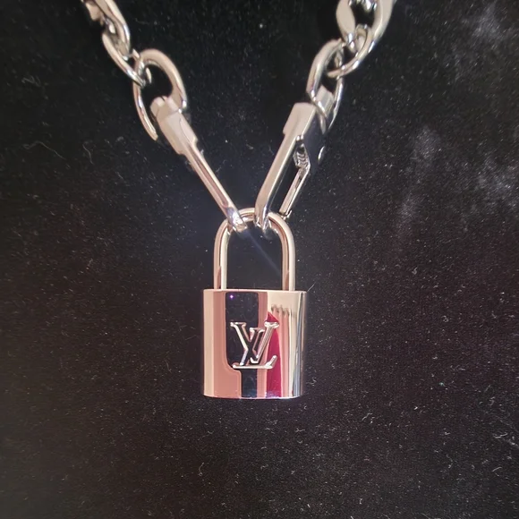 Authentic Silver Louis Vuitton lock and key - Picture 2 of 3